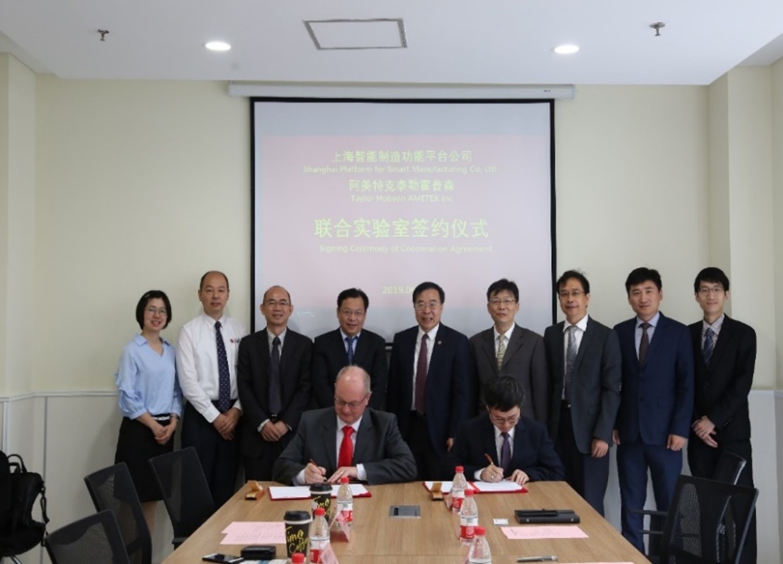 171226951032.jpg 中英中心与Taylor Hobson建立联合实验室签约.jpg